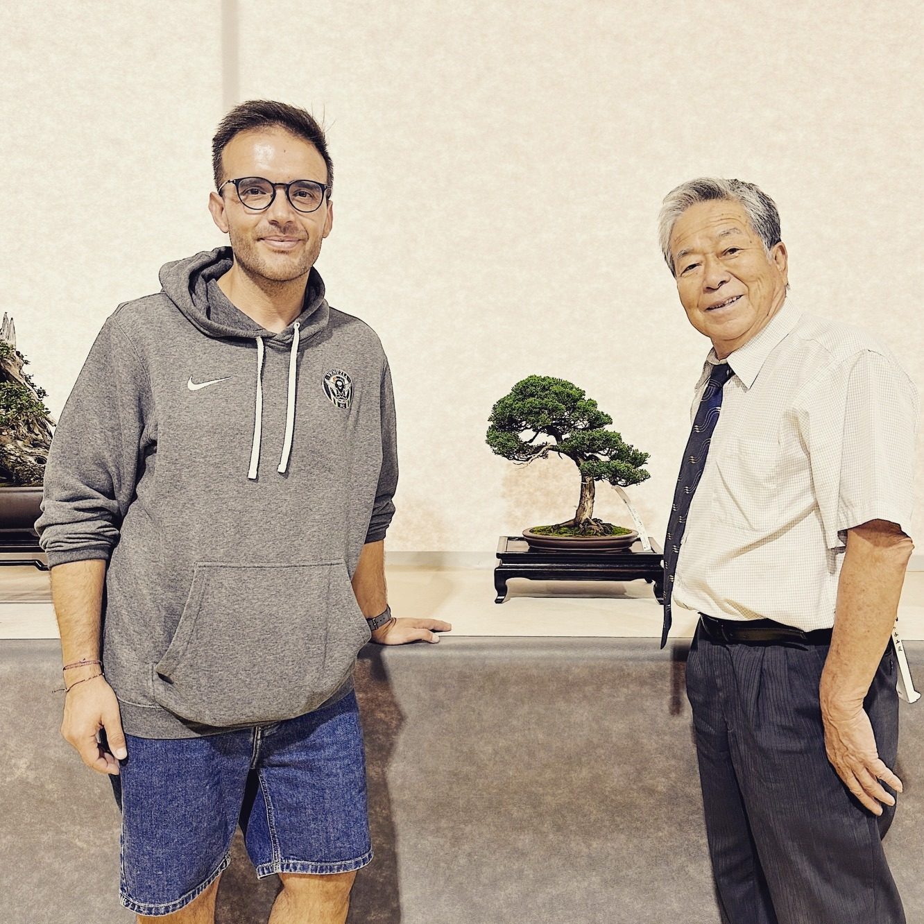 Kunio Kobayashi com Ivo Santos, mentor da Bonsaiteca, único português convidado para expor na Crespi Cup 2023 em Parabiago, Itália.